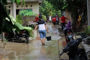 Pasca banjir di Cibingbin, rumah warga penuh lumpur
